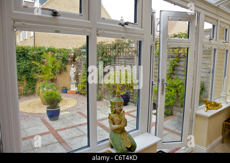 Un conservatoire UPVC moderne avec des portes et fenêtres dans le Bedfordshire, Angleterre Banque D'Images