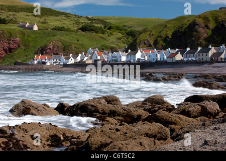 Avis de Pennan avec la mer et les rochers à l'avant, dans l'Aberdeenshire, Moray, Ecosse Banque D'Images