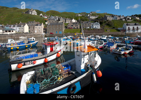 Bateaux de pêche colorés dans le port de Gardenstown, Moray, Ecosse Banque D'Images