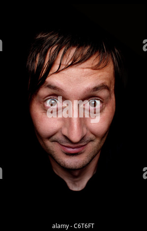 Heureux jeune homme, les yeux ouverts, portrait Banque D'Images