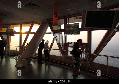 Plate-forme d'observation en haut de la tour Menara KL Tower à Kuala Lumpur. Banque D'Images