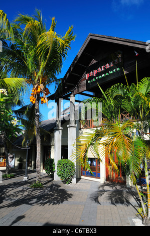 Un restaurant à la piscine Sunset Boulevard shopping mal à Grand Baie, Rivière du Rempart, Ile Maurice Banque D'Images