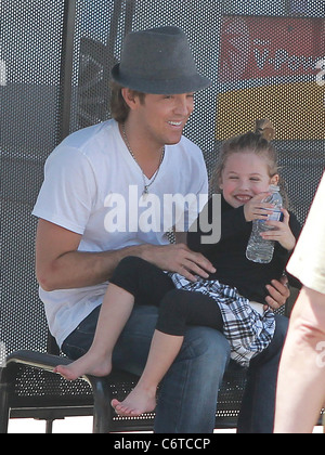 Larry Birkhead bénéficie d'jour dehors à la foire avec sa fille Dannielynn Birkhead Los Angeles, Californie - 13.06.10 YAEL Banque D'Images