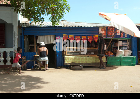 Scène de rue les gens en Enfer Ville Ville marché magasin, Madagascar, Nosy Be Island, la géographie de l'Afrique. Banque D'Images