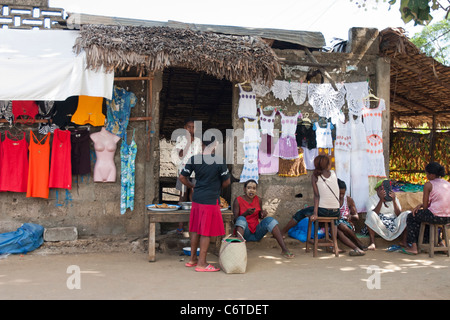 L'île de Nosy Be, Madagascar, les gens femmes malgaches scène de rue à l'enfer Ville Ville marché magasin, la géographie de l'Afrique. Banque D'Images