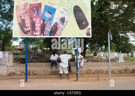 Scène de rue les gens en Enfer Ville Ville, Madagascar, Nosy Be Island, la géographie de l'Afrique. Banque D'Images