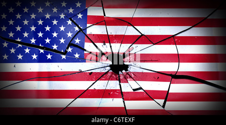 Les Stars and Stripes brisé comme si elle était faite de verre. Voir mes autres images pour plus brisé et jigsaw drapeaux et monnaies. Banque D'Images