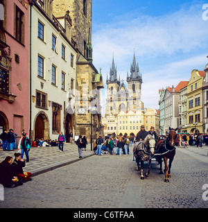 Calèche et l'église de Tyn, Prague, République Tchèque Banque D'Images