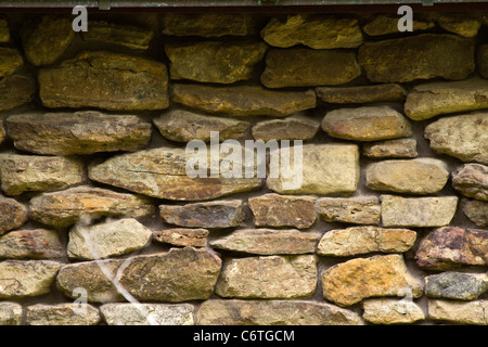 Texture de fond de mur de pierre naturelle empilée vieux vintage Stonewall personne vue avant image d'un mur de pierre travail de roche horizontal fait à la main haute résolution Banque D'Images