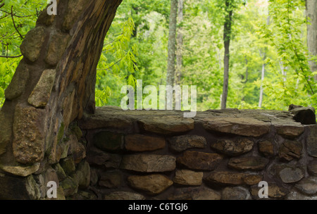 Fond de mur en pierre naturelle empilée texture rétro vintage Stonewall vue à travers une arche murale en pierre menant à woodland.green photos de la nature haute résolution Banque D'Images