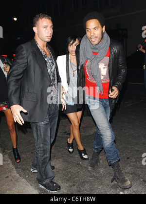 Lenny Kravitz arrivant avec petite amie des stars en dehors de Las Palmas club à Hollywood. Los Angeles, Californie - 06.06.10 Banque D'Images