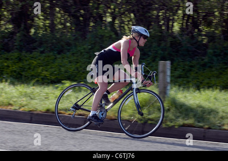 Concurrent des femmes participant au duathlon de Gower qui commence et se termine à Rhossili. Banque D'Images