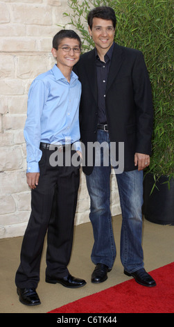 Ralph Macchio et le fils de la première 'Karaté Kid' tenu à la Mann Village Theater à Westwood Los Angeles, USA - Banque D'Images