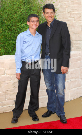 Ralph Macchio et l'invité de la première 'Karaté Kid' tenu à la Mann Village Theater à Westwood Los Angeles, USA - Banque D'Images