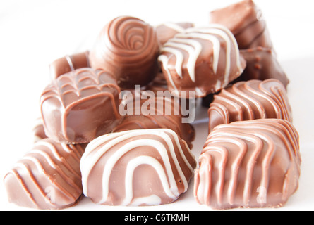 Bonbons au chocolat isolated on white Banque D'Images