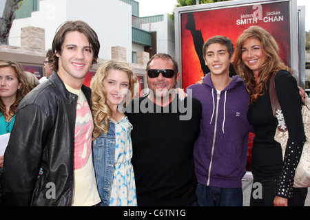 Steven R. McQueen, invité, Chad McQueen, guest et Jeanie Galbraith le la première de 'Karaté Kid' tenu à la Mann Village Banque D'Images