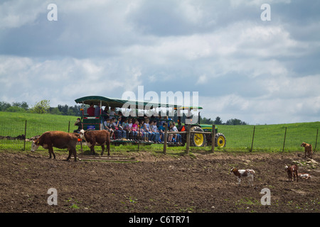 Malabar Farm State Park un groupe d'enfants conduit sur le wagon tracteur sur les terres agricoles paysage rural inspiré photos image dans l'Ohio USA US haute résolution Banque D'Images