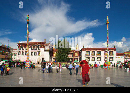 Temple de Jokhang Barkhor et square avec monk en premier plan Banque D'Images