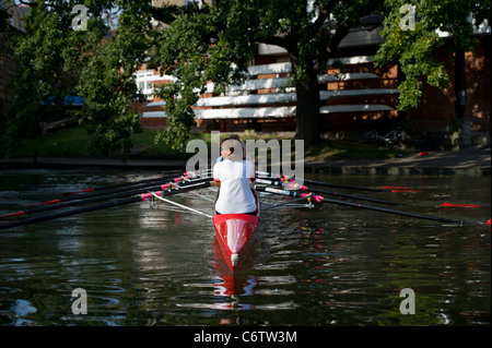 Un ladies man (8 personne) et d'équipage cox l'aviron sur la rivière Cam à Cambridge, Royaume-Uni. Banque D'Images