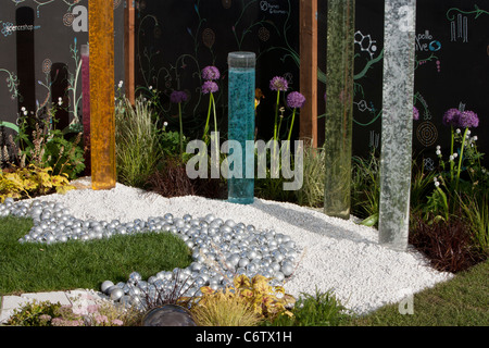 Flore Bronze attribué "La chimie...tout ce qui compte' ; printemps 2011 de Malvern Jardinage jardin conçu par Lindsay Warwick Banque D'Images