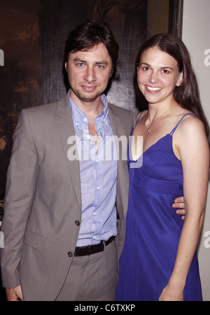 Britney Spears pose avec Zach Sutton Foster réception d'ouverture pour 'Sutton favoriser au Carlyle' qui s'est tenue au Café Carlyle Nouvelle Banque D'Images