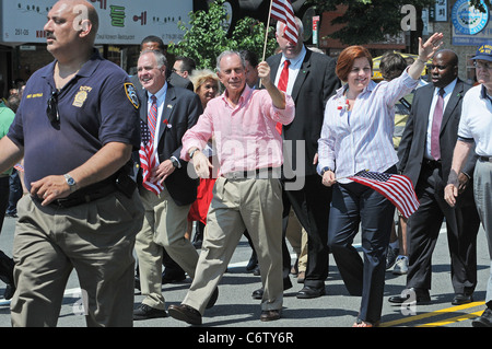 Maire de New York Michael Bloomberg et le président du Conseil de la ville de New York, Christine Quinn, le petit cou - Douglaston Banque D'Images