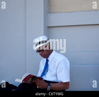 Bien habillé Man reading Book, Las Vegas, Nevada Banque D'Images