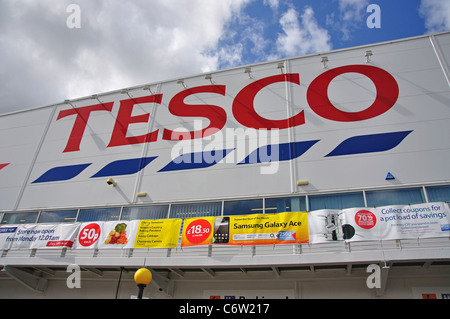 Supermarché Tesco Extra Store, rue Wellington, Slough, Berkshire, Angleterre, Royaume-Uni Banque D'Images