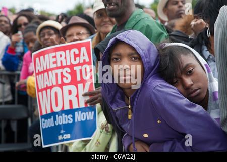 Detroit, Michigan - les gens dans la foule pour attendre le président Barack Obama à prendre la parole lors d'une fête du Travail rassemblement à Detroit. Banque D'Images