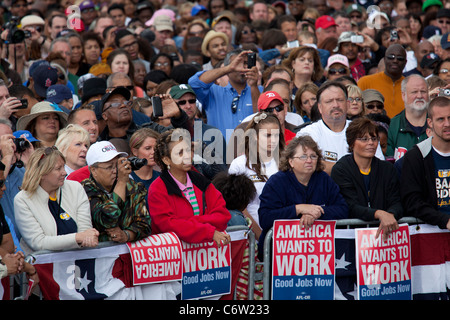 Detroit, Michigan - la foule écoute au Président Barack Obama de prendre la parole lors d'un rassemblement de la Fête du travail dans la région de Detroit. Banque D'Images