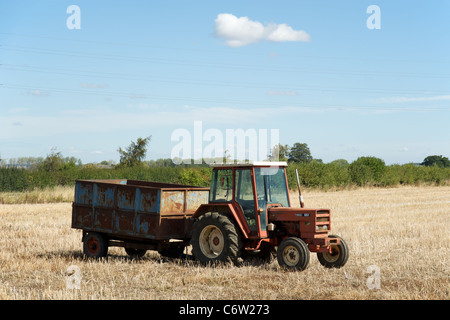 Old rusty tracteur dans un champ, Mickleton, Gloucestershire, England, UK Banque D'Images