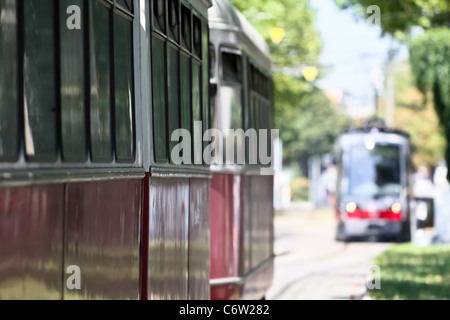 Un vieux tramway en face d'un nouveau tram à Vienne, en Autriche, lors d'une journée ensoleillée Banque D'Images