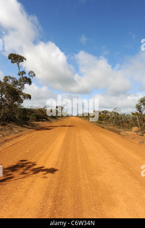 Chemin de terre au large de l'Autoroute de la côte sud, Esperance Shire, Western Australia, Australia Banque D'Images