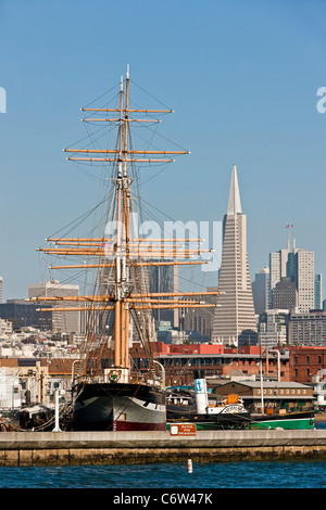 Horizon de San Francisco à partir de la baie de San Francisco avec le '1886' Balclutha voilier gréé en carré avant-plan. JMH5182 Banque D'Images