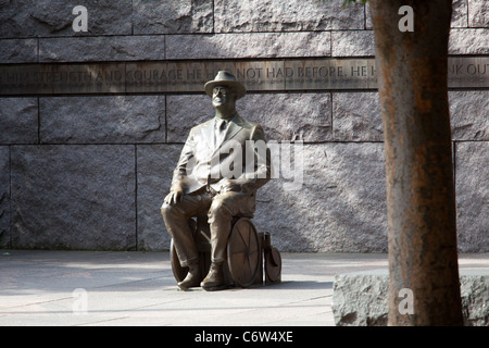 Prise téléphotographique lointain de la statue du Président Roosevelt dans un fauteuil roulant à Washington DC Banque D'Images