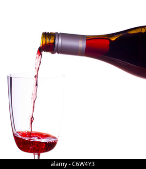 Vin rouge ou rose est versé dans un verre et isolés contre white Banque D'Images