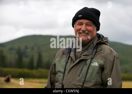 Un guide les scouts un champ pour l'ours brun de l'Amérique du Nord, Lake Clark National Park, Alaska, United States of America Banque D'Images