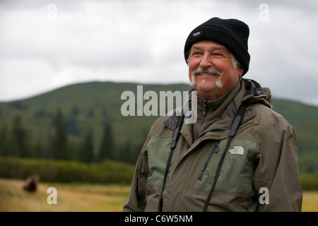 Un guide les scouts un champ pour l'ours brun de l'Amérique du Nord, Lake Clark National Park, Alaska, United States of America Banque D'Images