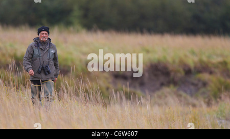 Un guide les scouts un champ pour l'ours brun de l'Amérique du Nord, Lake Clark National Park, Alaska, United States of America Banque D'Images