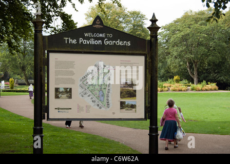 Pavilion Gardens, Buxton, avec panneau d'entrée et le plan Banque D'Images