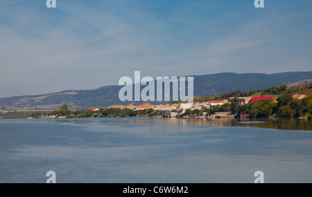 Paysage panoramique de Coronini village vu du Danube, en Roumanie. Banque D'Images