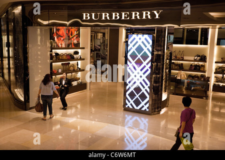 La Boutique Burberry, l'Ion Shopping Mall, à Singapour, en Asie Banque D'Images