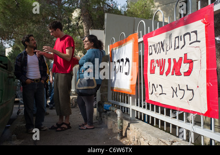 Les sans-abri des squatters dans les dortoirs de l'Université hébraïque abandonné s'attendent à ce que la police force l'expulsion. Jérusalem, Israël. 06/09/2011. Banque D'Images