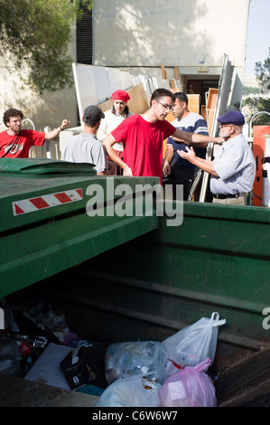 Les sans-abri des squatters dans les dortoirs de l'Université hébraïque abandonné s'attendent à ce que la police force l'expulsion. Jérusalem, Israël. 06/09/2011. Banque D'Images