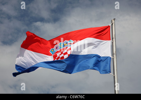 Brandir le drapeau croate dans le vent Banque D'Images