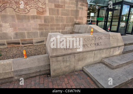 Les bouteilles de boissons en plastique jetés sur le mur pour la Haute Cour/Crown Court Nottingham. Banque D'Images