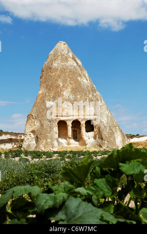 Ancienne église de cheminée de fées calcaire entouré de terres arables et d'élevage avec des pommes de terre, ciel bleu, nuage, vertical Banque D'Images