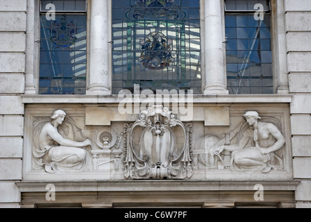 Sculpture allégorique par f e e schenck sur façade de la bibliothèque centrale 1905 75015, Hammersmith, Londres, Angleterre Banque D'Images