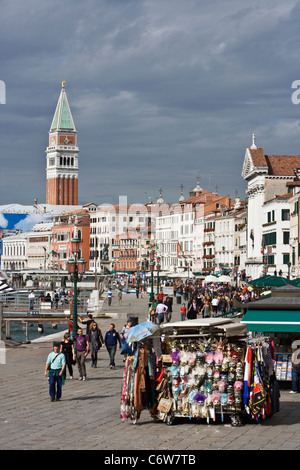 Les touristes se promener passé est souvenir sur la promenade le long du Canale di San Marco à Venise Banque D'Images