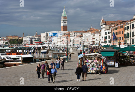 Les touristes se promener passé est souvenir sur la promenade le long du Canale di San Marco à Venise Banque D'Images